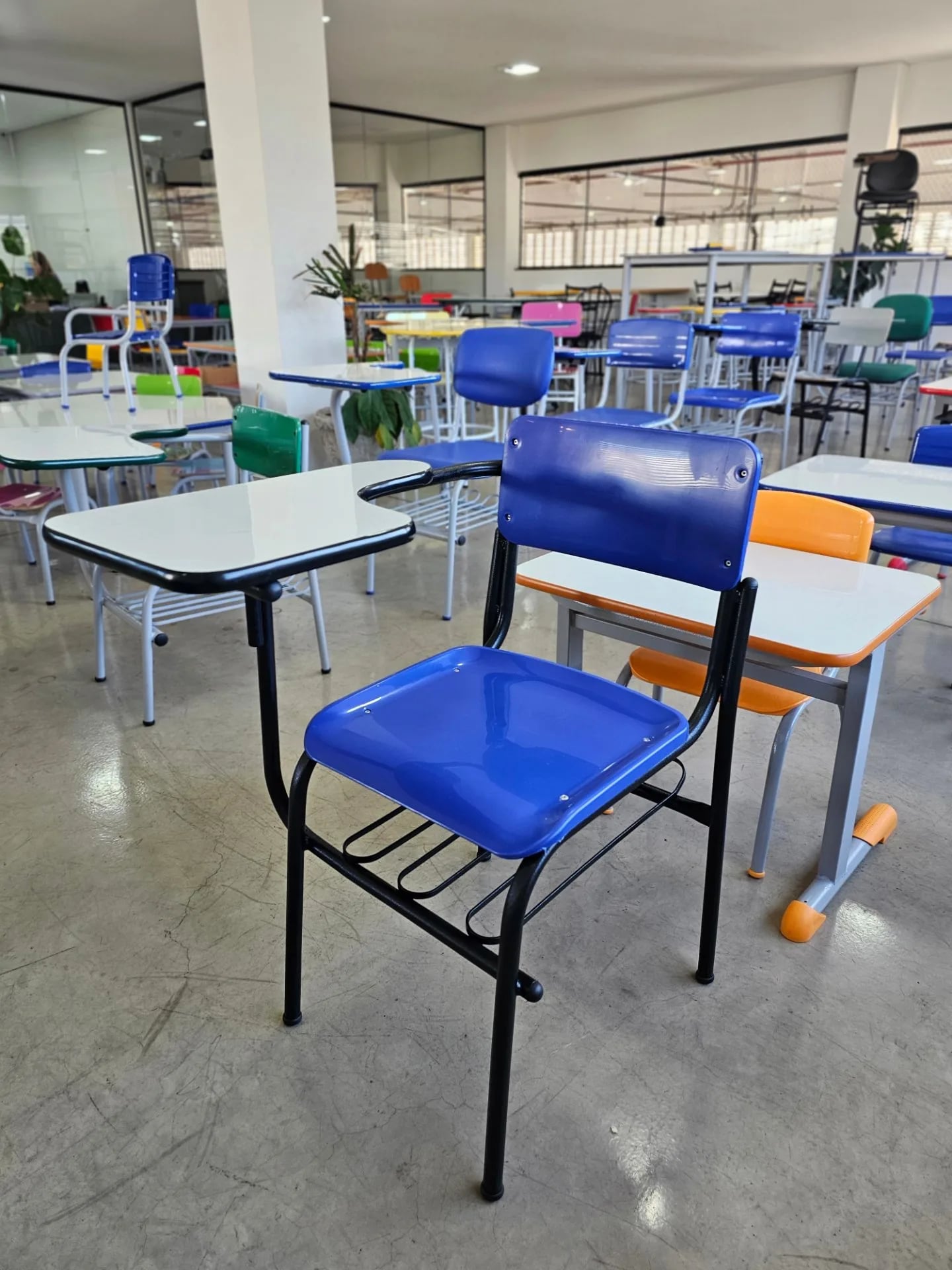 CARTEIRA UNIVERSITÁRIA PADRÃO POLIPROPILENO, outlet pronta entrega SiqueMóveis Hortolândia